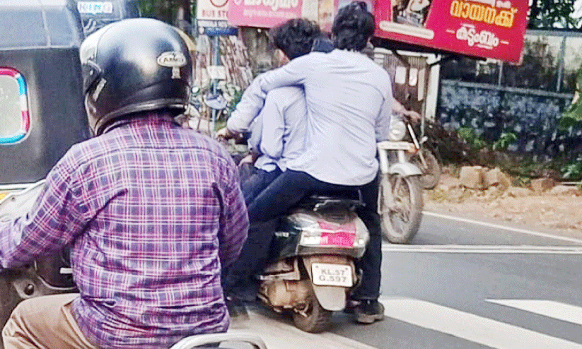  നാലുപേരുമായി യാത്ര; സ്കൂട്ടർ കസ്റ്റഡിയിലെടുത്ത് മോട്ടോർ വാഹന വകുപ്പ്