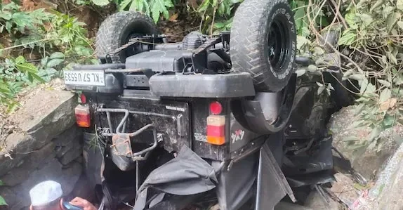  ചുരം രണ്ടാം വളവിൽ ജീപ്പ് കൊക്കയിലേക്ക് മറിഞ്ഞ് രണ്ട് പേർക്ക് ഗുരുതര പരുക്ക്