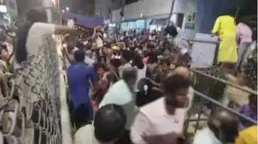  തിരുപ്പതി ദുരന്തം; അസ്വസ്ഥത അനുഭവപ്പെട്ട സ്ത്രീയെ പുറത്തിറക്കാൻ ശ്രമിച്ചപ്പോൾ ആളുകൾ ഇടിച്ചുകയറിയെന്ന് പൊലീസ്