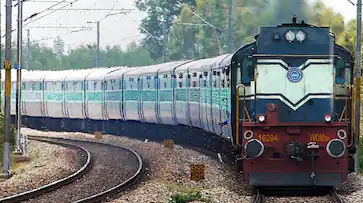  ആളൊഴിഞ്ഞ ട്രെയിനിൽ വച്ച് 55കാരി ബലാത്സംഗത്തിനിരയായ സംഭവത്തിൽ ആർപിഎഫ് ഉദ്യോഗസ്ഥന് സസ്പെൻഷൻ