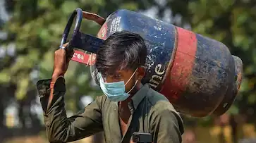  രാജ്യത്ത് വാണിജ്യ പാചക വാതക സിലിണ്ടറിന്റെ വില കുറഞ്ഞു
