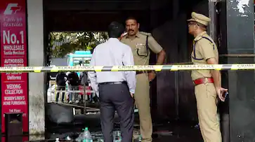  കോഴിക്കോട്ടെ തീപിടിത്തത്തിന് പിന്നിൽ ദുരൂഹത? കത്തിയ കടയുടെ പാർട്ണർമാർ തമ്മിലുള്ള തർക്കം അന്വേഷിച്ച് പൊലീസ്