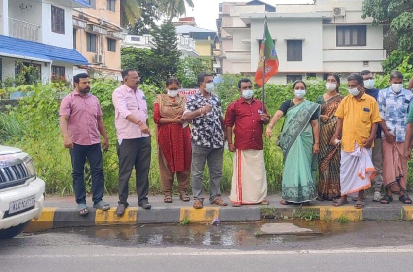കക്കൂസ് മാലിന്യ ദുർഗന്ധം: ഗുരുവായൂരിൽ ബിജെപി പ്രതിഷേധം