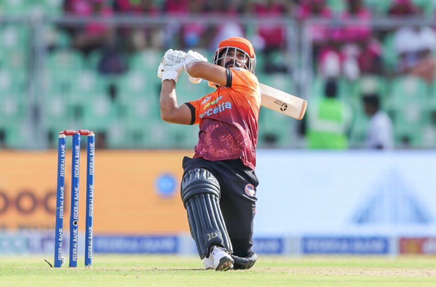  ലോക ക്രിക്കറ്റിൽ പുതുചരിത്രമെഴുതിച്ചേർത്ത് സൽമാൻ നിസാർ