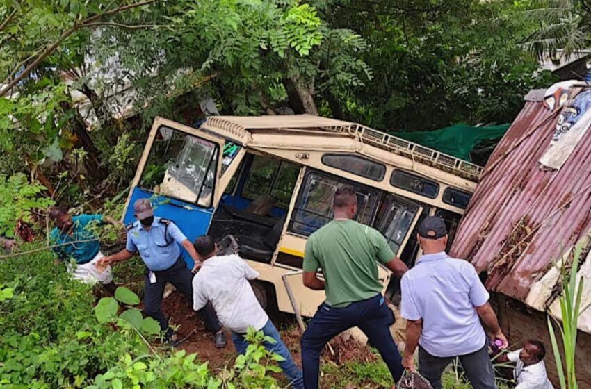  തിരുവനന്തപുരത്ത് സ്കൂള്‍ വാൻ കുഴിയിലേക്ക് വീണ് അപകടം; 32 കുട്ടികള്‍ക്ക് പരിക്ക്