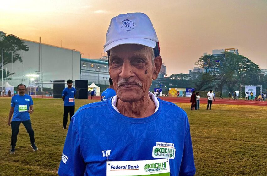 വാർദ്ധക്യത്തെ ഓടിത്തോൽപ്പിച്ച് രാജഗോപാൽ; കൊച്ചി മാരത്തോണിലെ വിസ്മയമായി ഈ 93-കാരൻ